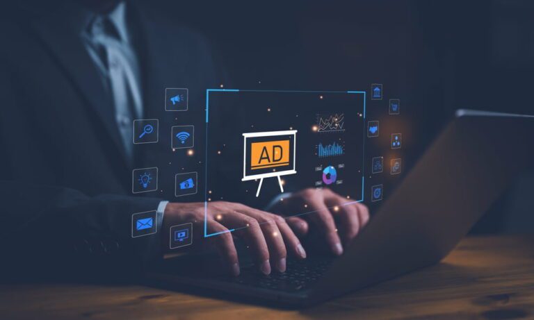 homem em frente à notebook com sobreposição de ads para representar mídia programática para construtoras e incorporadoras