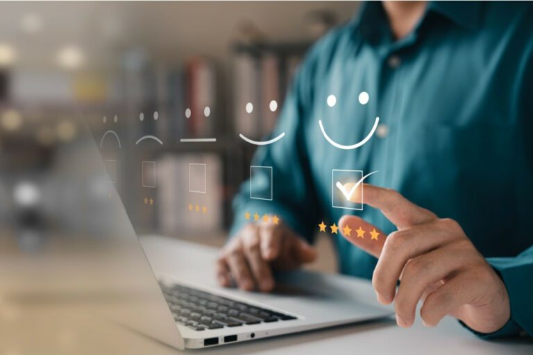 Homem no computador e ilustração de avaliações de uma a cinco estrelas.