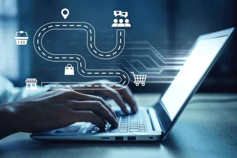 A imagem mostra uma pessoa utilizando um notebook, enquanto uma representação gráfica de uma jornada de compra aparece sobreposta à cena. O caminho conecta diferentes etapas e ícones relacionados ao comércio digital, como loja, sacola de compras, carrinho, usuários e pontos de interação.