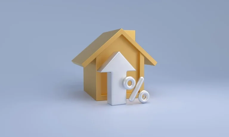 Casa dourada com seta apontando para cima representando a geração de leads qualificados para incorporadoras.